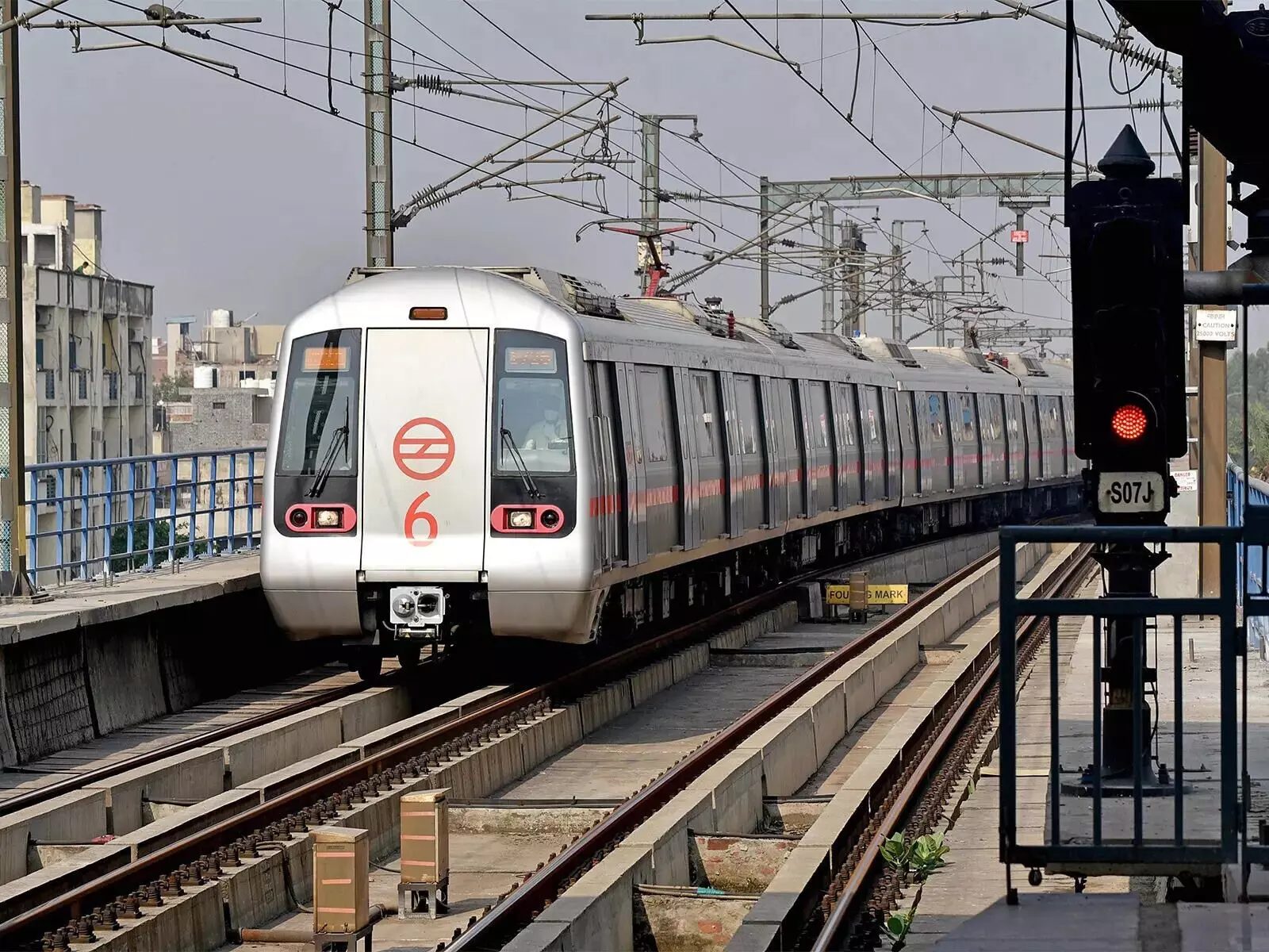 Metro Station Shutdowns Near Jantar Mantar Spark Widespread Commuter Backlash